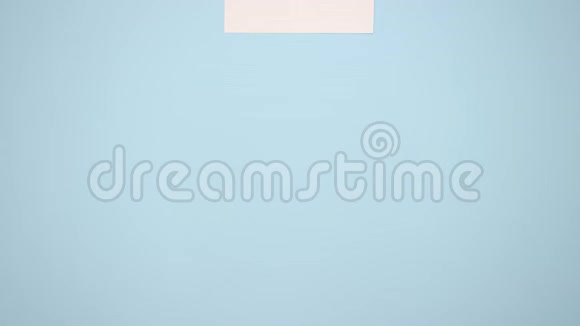 剪刀在蓝色背景上剪纸停止运动动画视频的预览图
