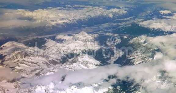 从飞机上俯瞰山脉视频的预览图