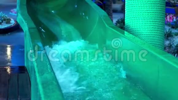 夏季水上乐园的绿色滑梯视频的预览图