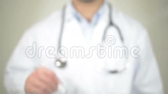 服用药物医生在透明屏幕上书写视频的预览图