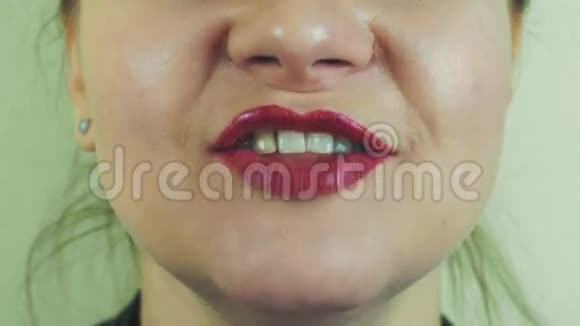 红唇的女人着重在镜头前唱着歌嘴巴牙齿脸面视频的预览图