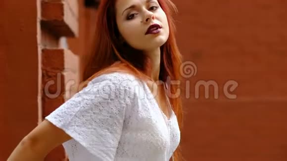 城市里长着红色头发的女人的肖像跳舞视频的预览图