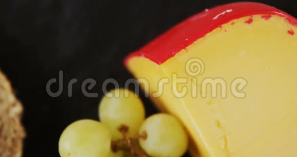面包片葡萄和奶酪视频的预览图