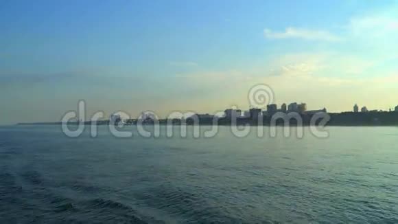 城市视野与浮动海船视频的预览图