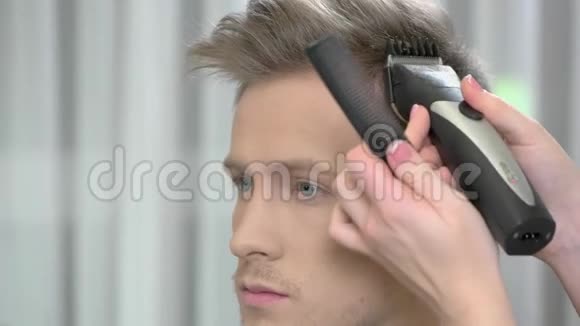 剪发手用剪发器视频的预览图