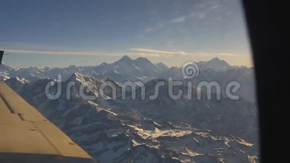 在珠穆朗玛峰的飞机窗口观景视频的预览图
