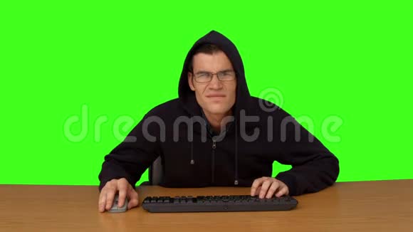 黑客在他的桌子上打字视频的预览图