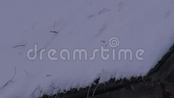冬天荒凉的木制乡村谷仓视频的预览图