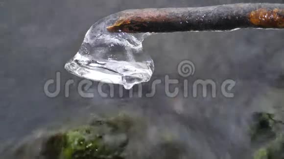 神宁冰柱冬天溪流上方的冰冻水滴创造了美丽的冰柱在泡沫般的冬溪之上闪闪发光的冰倒下的树视频的预览图