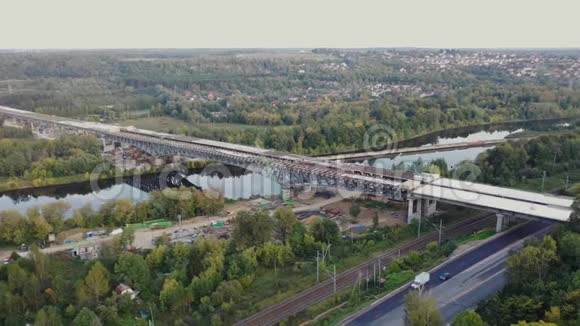 公路建设的鸟瞰图包括桥梁跨越运河的立交桥沼泽铁路和公路视频的预览图