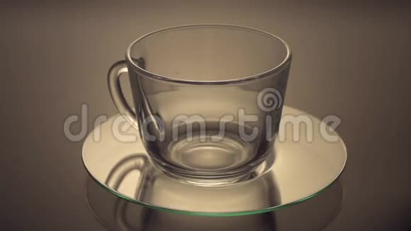 将绿茶倒入玻璃杯中视频的预览图