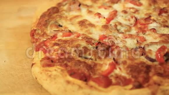 木制背景的披萨从左向右滑动高清高清视频的预览图