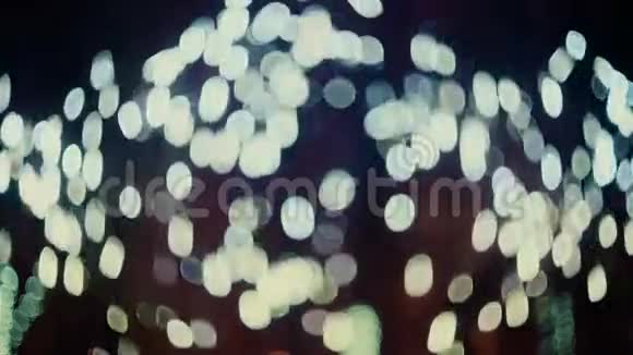 五颜六色模糊bokeh灯背景冷色调抽象的火花视频的预览图