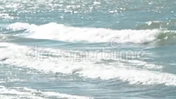 波浪撞击海岸美丽的波浪溅在河岸上海浪撞击海岸缓慢移动视频的预览图