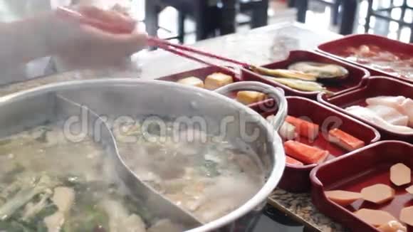 灌装各种肉类火锅涮锅视频的预览图