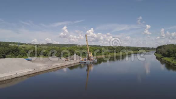 河吊挖掘机上驳岸视频的预览图