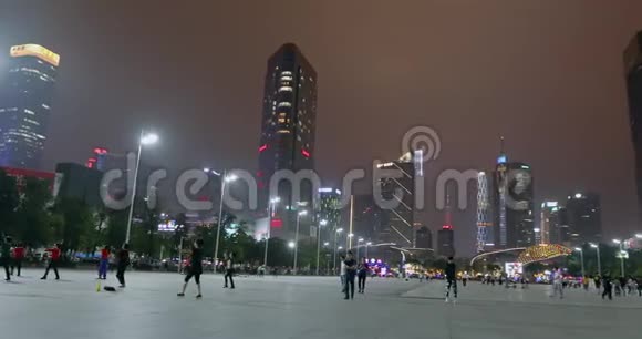 摩天大楼在晚上广州在晚上人们在城市里走来走去视频的预览图