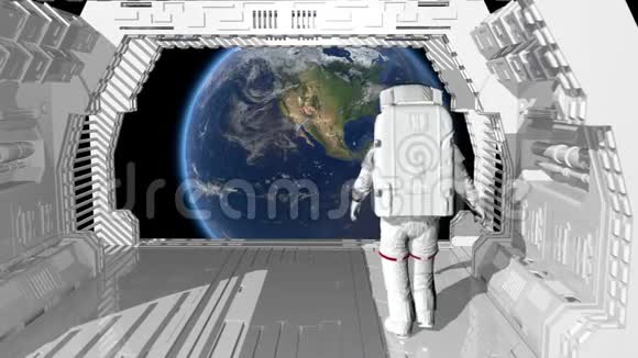 孤独的宇航员走在一个未来主义的科幻走廊欣赏地球的景色视频的预览图