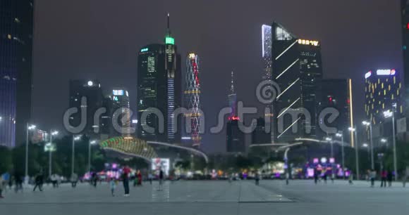 摩天大楼在晚上广州在晚上人们在城市里走来走去视频的预览图