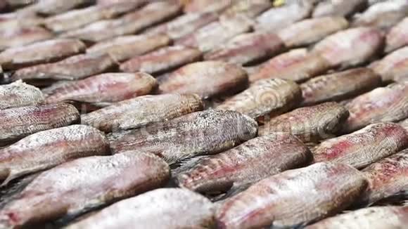 关闭鱼片干燥在柳条桌在东南亚腌制海鲜视频的预览图