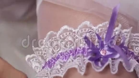 新娘的婚礼吊袜带漂亮的腿视频的预览图