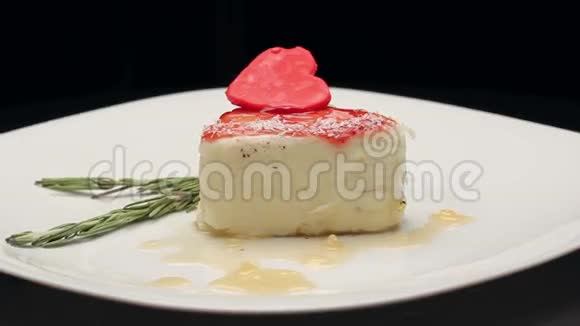 心形的美味蛋糕旋转着视频的预览图