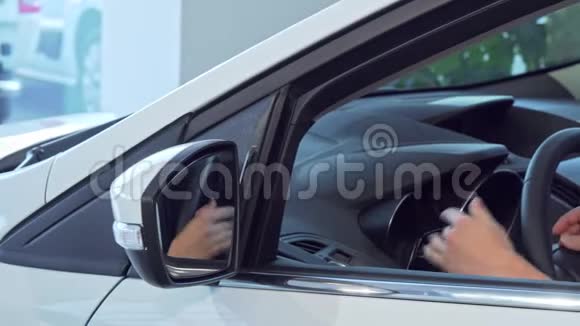 女顾客坐在一辆新车上在经销商处出售视频的预览图