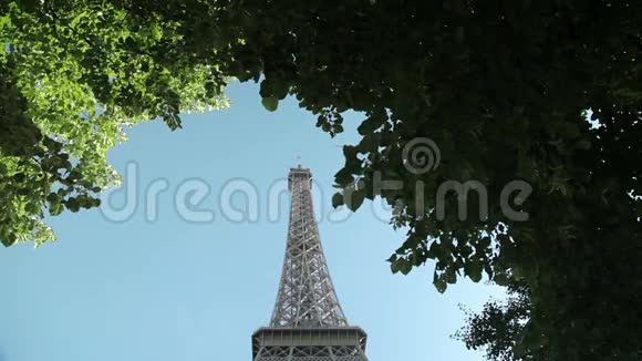 在法国巴黎的一个公园里倾斜着巨大的埃菲尔铁塔视频的预览图