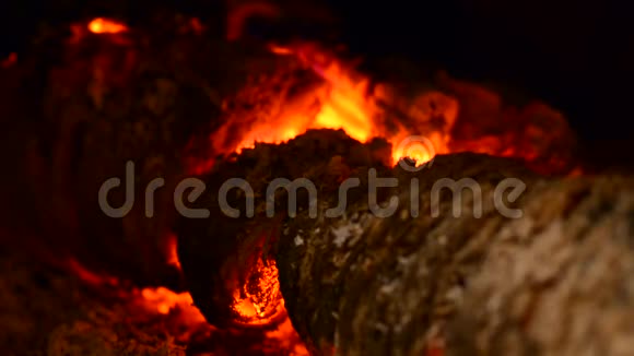 在壁炉里烧木头视频的预览图