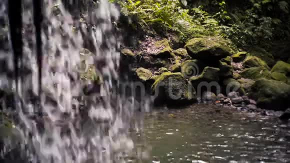 瀑布和热带游泳池慢速运动视频的预览图