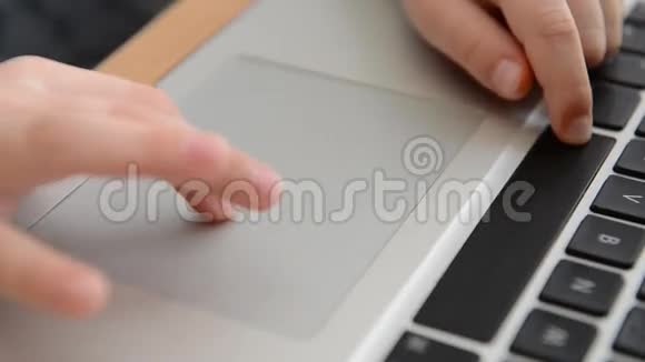 使用笔记本电脑触摸板拍摄儿童手指视频的预览图