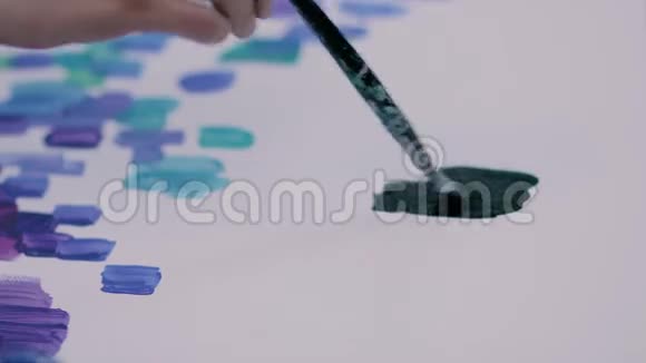 艺术家用黑色画笔作画视频的预览图