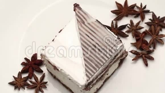 用鲜奶油和八角形将蛋糕夹在白色盘子上视频的预览图