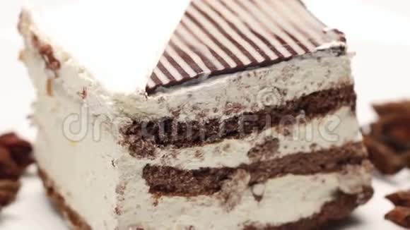 用鲜奶油和八角形将蛋糕夹在白色盘子上视频的预览图