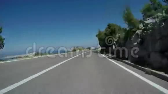 驾驶汽车海滨路视频的预览图