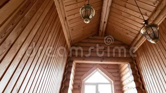 浴室在一个乡村原木小屋在山上有一个美丽的内部松木屋视频的预览图