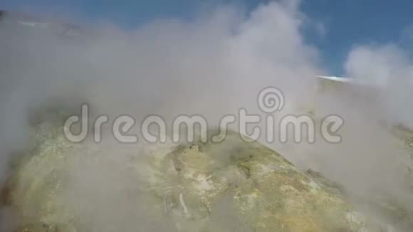 富马耳热气云蒸汽释放的天然火山温泉活动视频的预览图