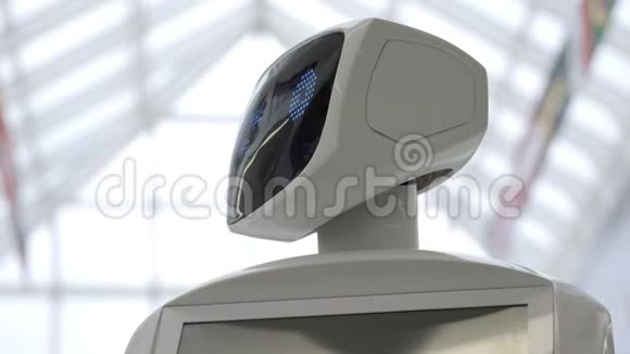 现代机器人技术机器人看着镜头对准人机器人的肖像转动他的头白色视频的预览图