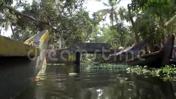 印度南部喀拉拉邦后水的独木舟视频的预览图