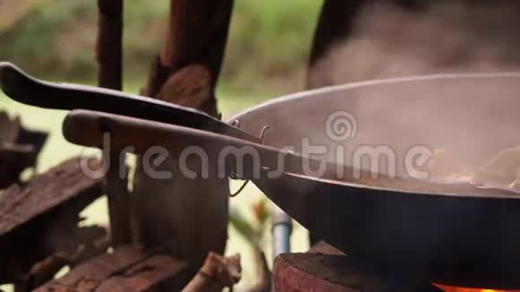 在农村用木头炉子做饭视频的预览图