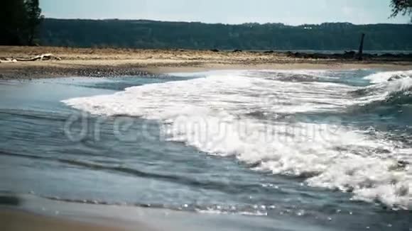 波浪撞击海岸美丽的波浪溅在河岸上海浪撞击海岸缓慢移动视频的预览图