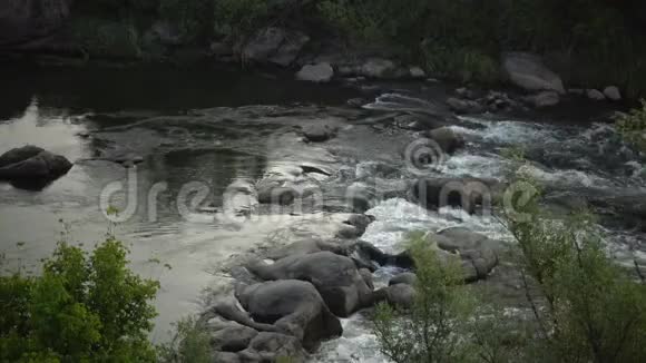 南布格河上的花岗岩急流和急流视频的预览图