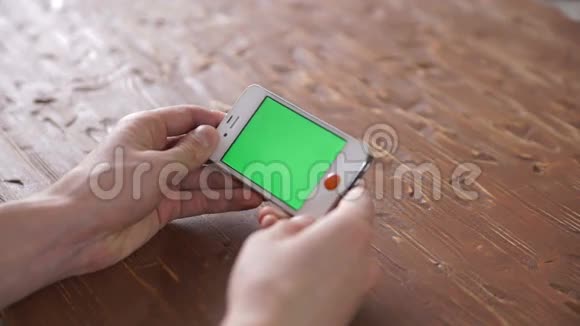 在木桌上使用智能手机各种手势垂直视频的预览图