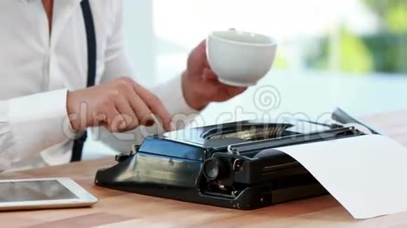 临时商人用打字机和咖啡视频的预览图