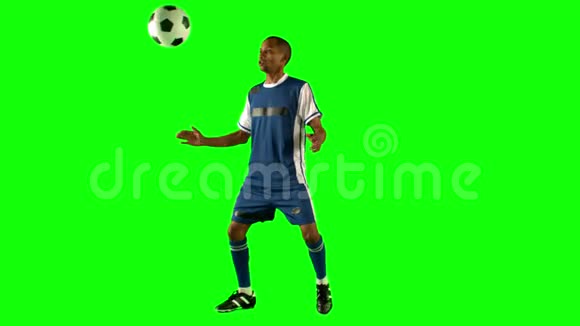 足球运动员把球举起来视频的预览图