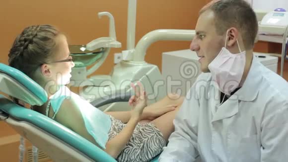 牙医在治疗前与病人交谈视频的预览图