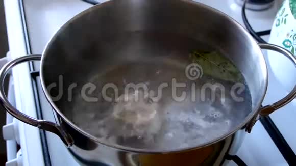 在厨房里用开水煮视频的预览图