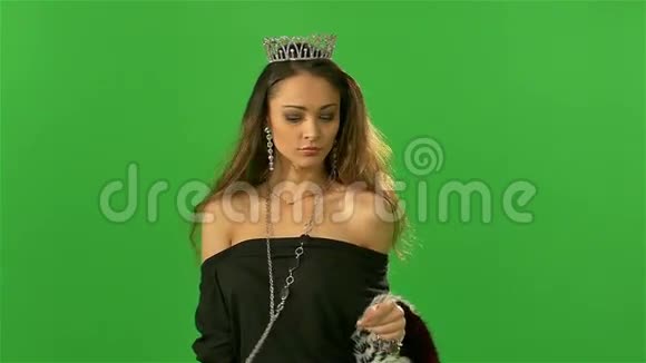 戴着戴着皇冠的美丽女孩视频的预览图