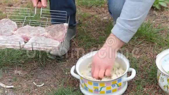 烹饪野餐食物控制烤架上的食物准备在煤上烤串吃烤肉在烤架上煮烤肉视频的预览图