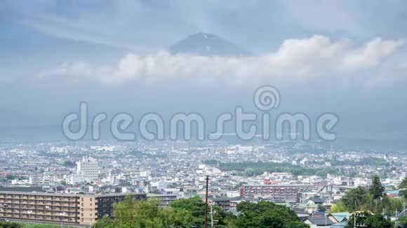 富士山和富吉诺米亚市4K时间推移视频的预览图